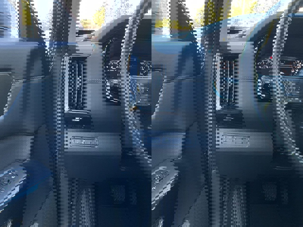 Used 2024 Nissan Pathfinder SV image 27