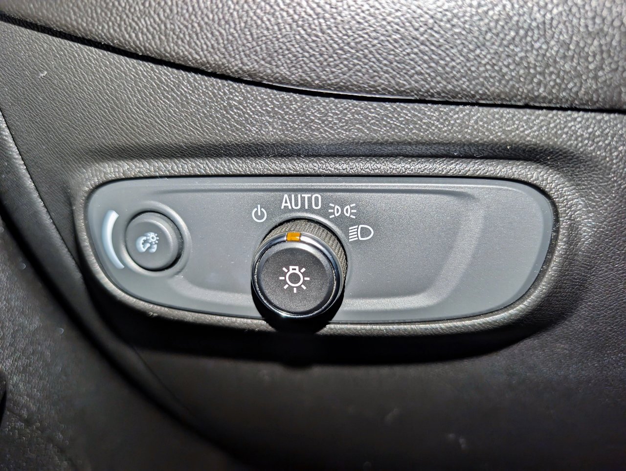 Used 2020 Chevrolet Equinox LS image 41