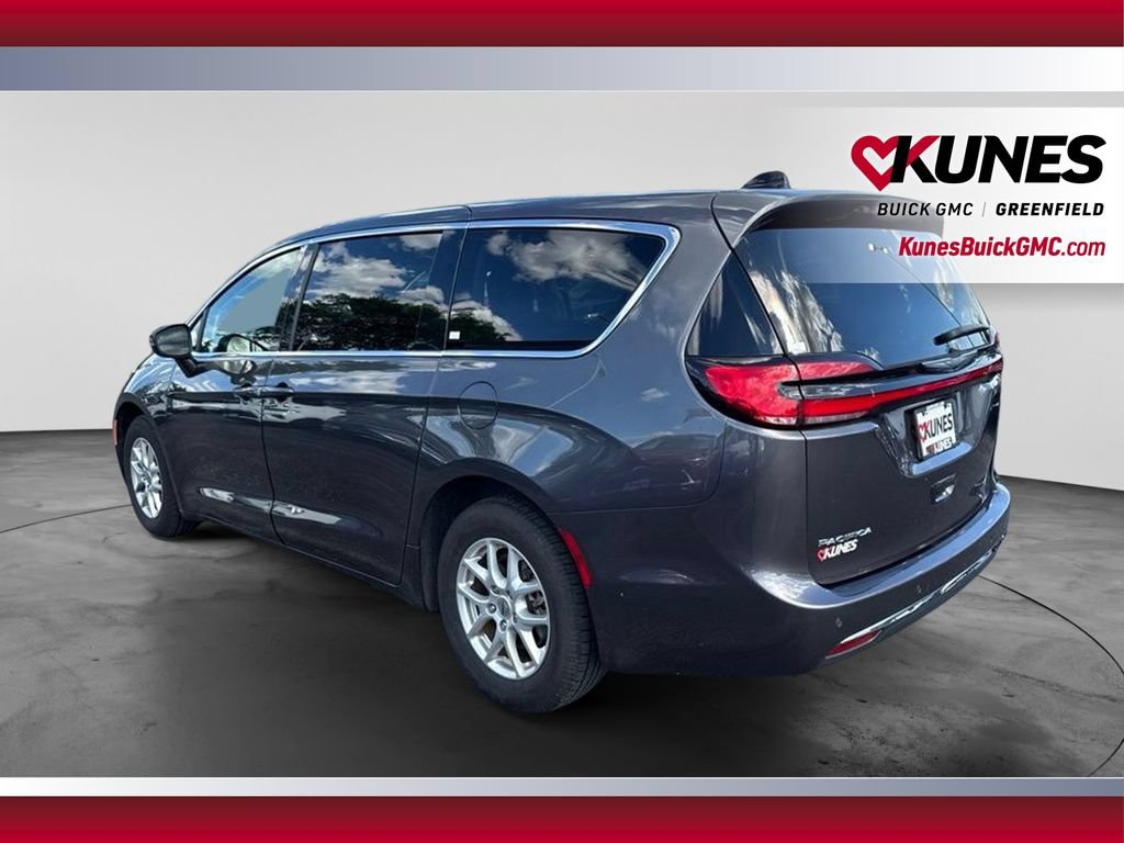 Used 2023 Chrysler Pacifica Touring-L FWD image 9