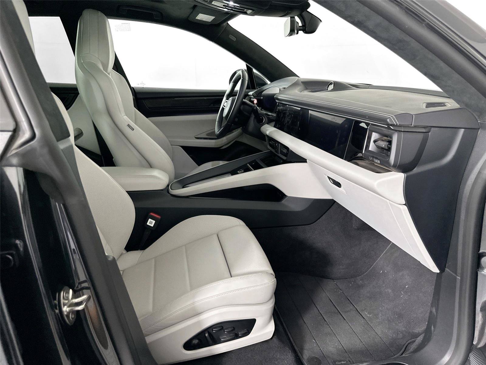Certified 2024 Porsche Macan Turbo Electric AWD/4WD image 29