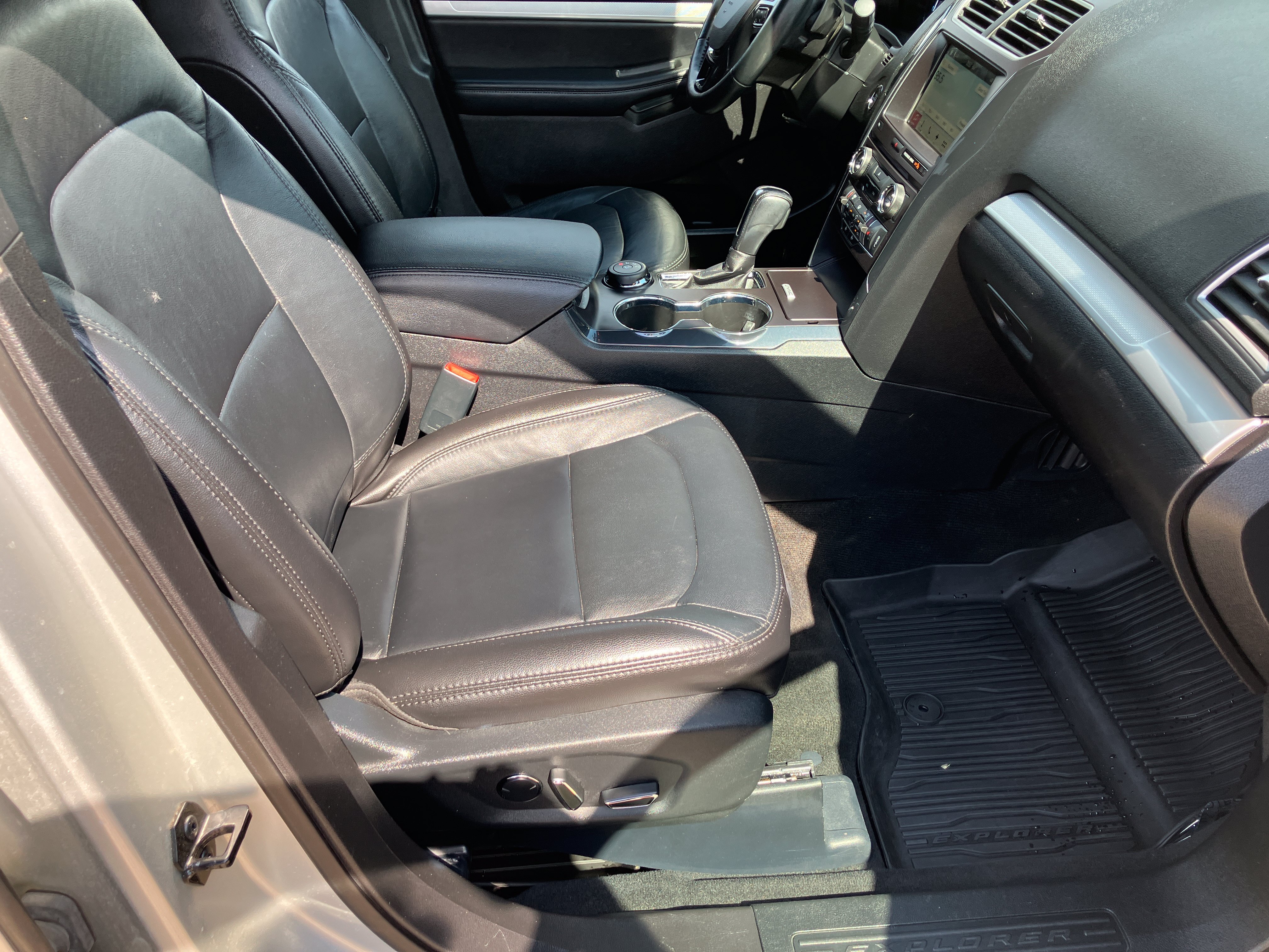 Used 2017 Ford Explorer XLT w/ Equipment Group 202A AWD/4WD image 16