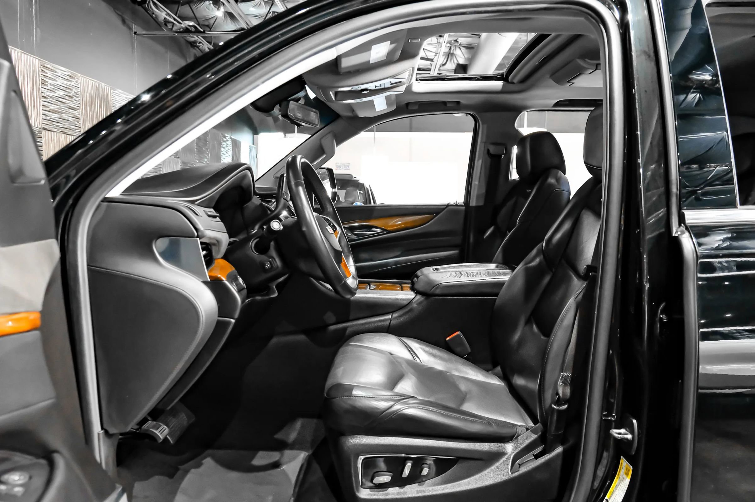 Used 2017 Cadillac Escalade ESV Luxury RWD image 4