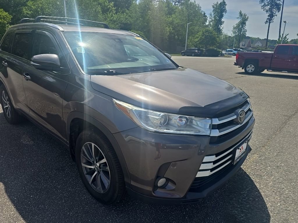 Used 2017 Toyota Highlander XLE image 3