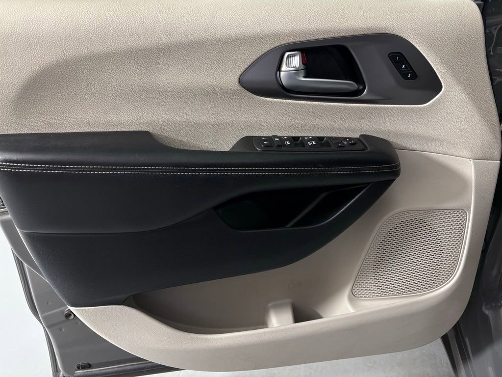 Used 2022 Chrysler Pacifica Touring-L image 14
