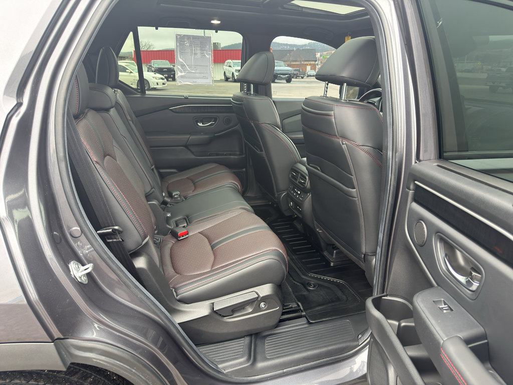 Used 2025 Honda Pilot Black Edition image 24
