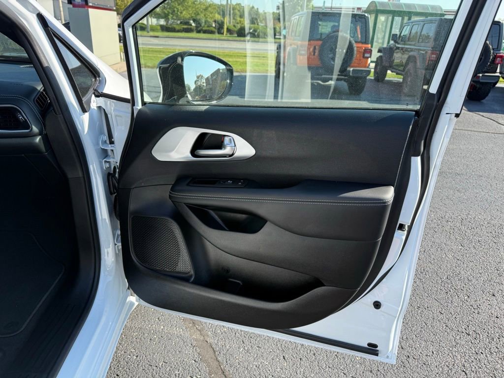 New 2025 Chrysler Pacifica Limited FWD image 23