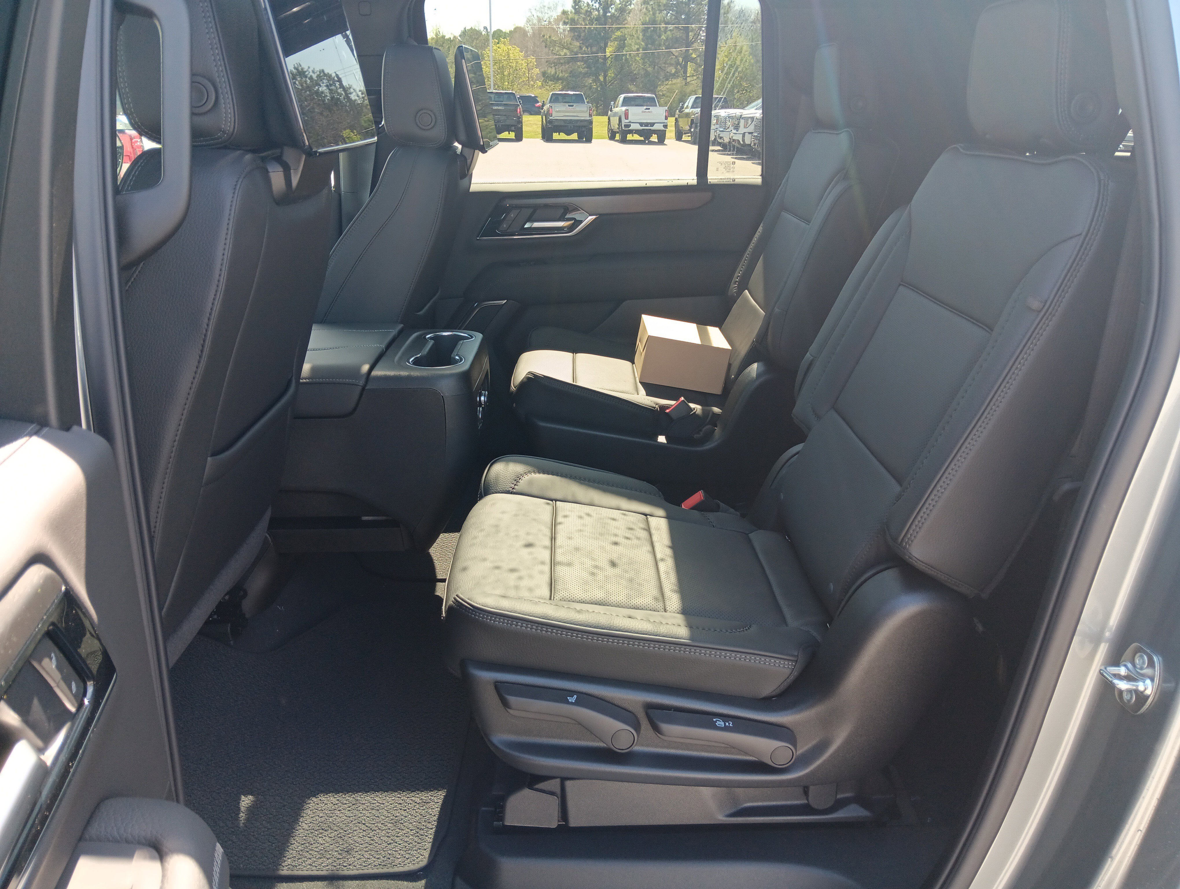 New 2026 GMC Yukon XL Denali w/ Denali Reserve Package image 17