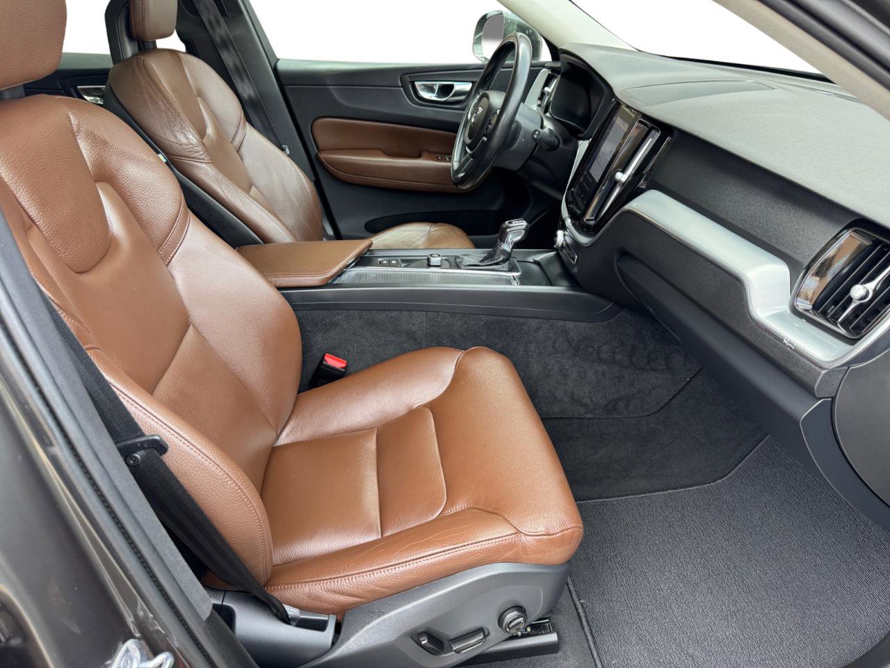 Used 2018 Volvo XC60 T6 Momentum w/ Vision Package image 12