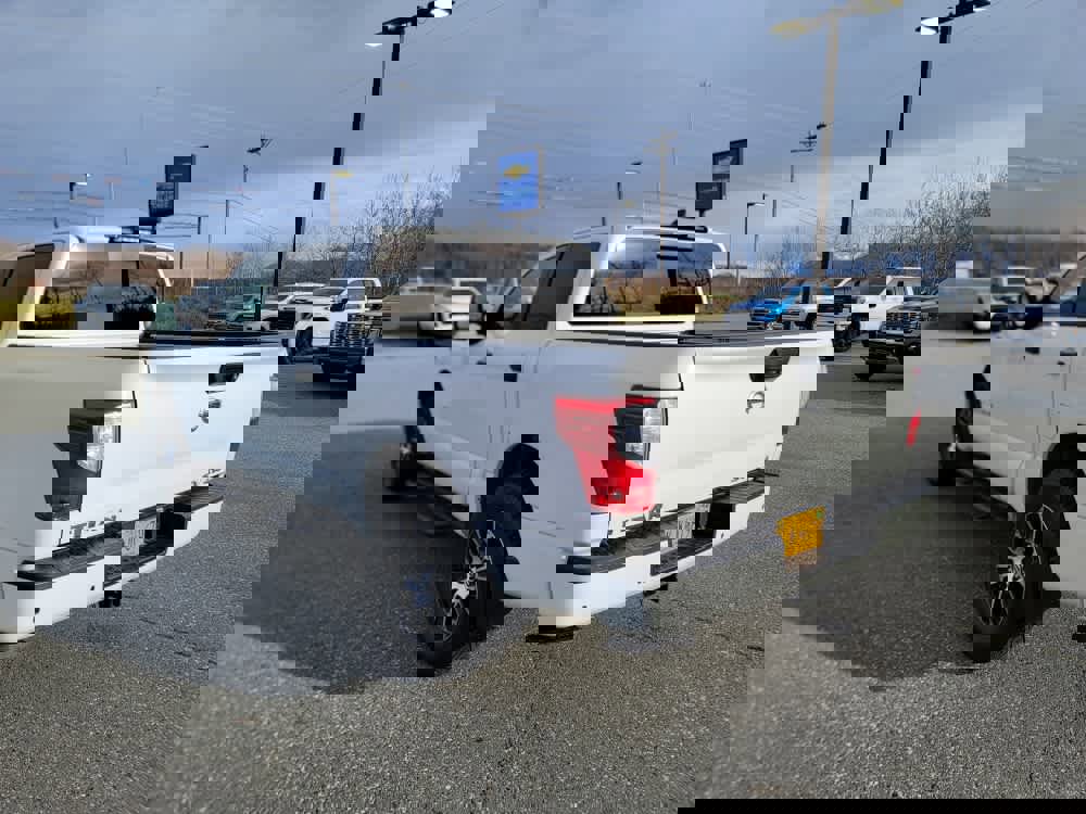 Used 2022 Nissan Titan SV w/ SV Convenience Package image 3