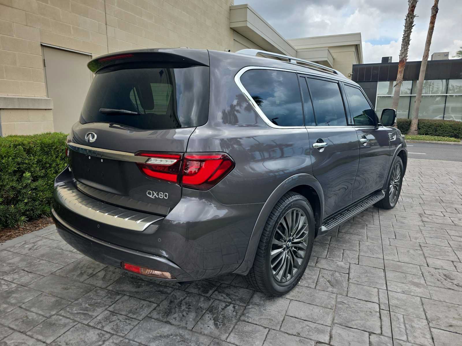 Certified 2023 INFINITI QX80 Premium Select w/ Cargo Package AWD/4WD image 3