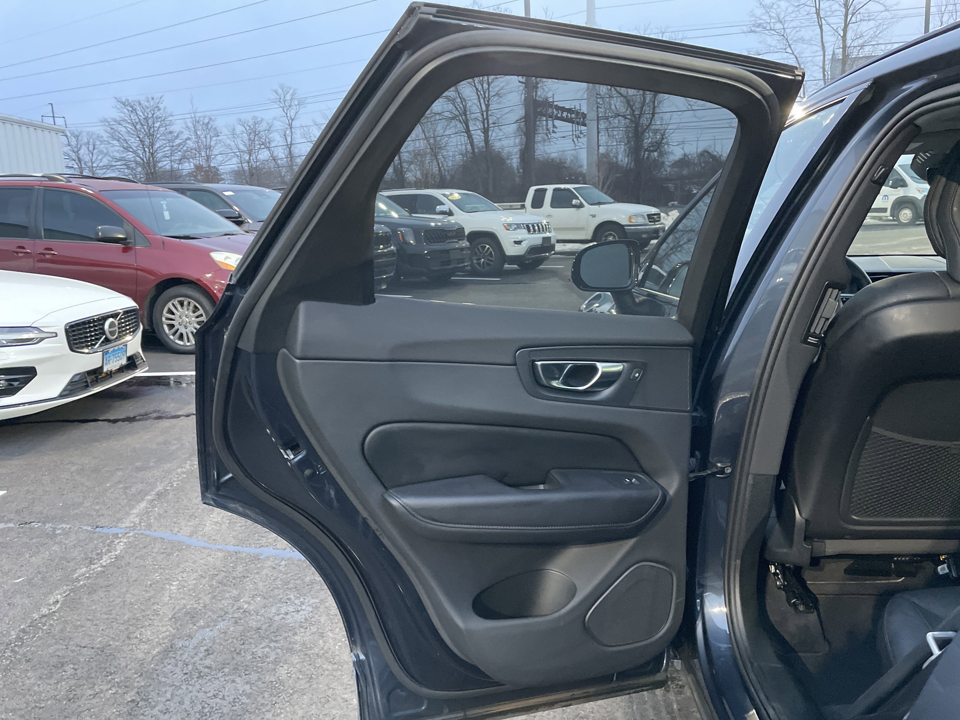 Used 2025 Volvo XC60 B5 Plus image 29