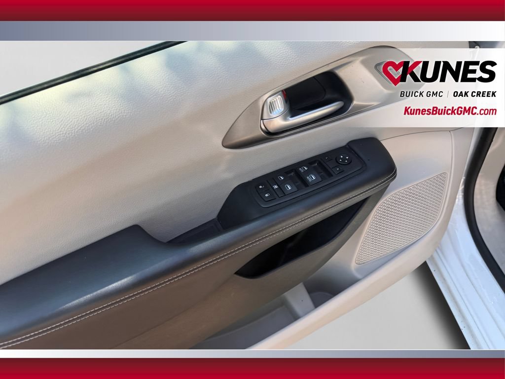 Used 2024 Chrysler Pacifica Touring-L FWD image 21