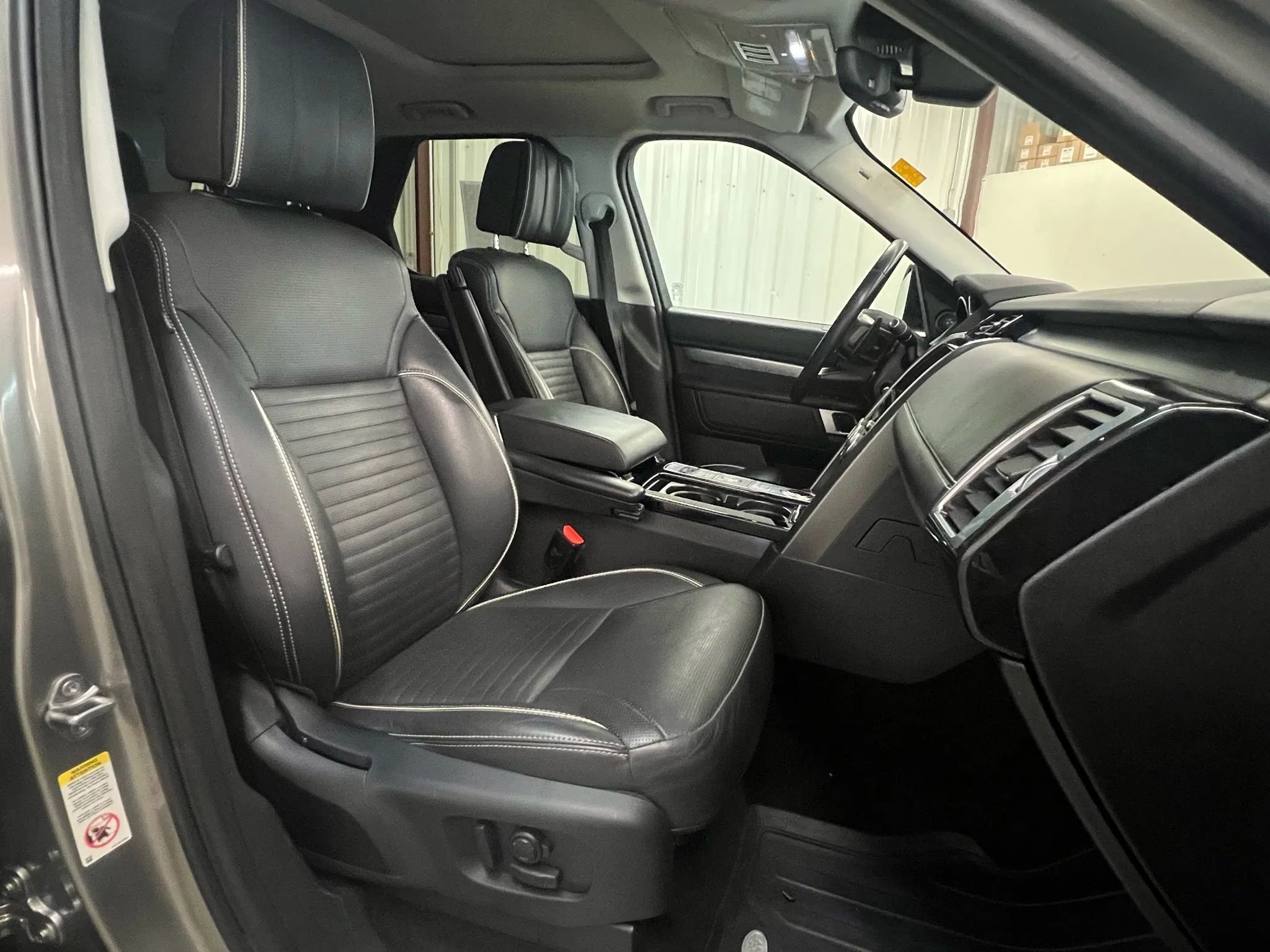 Used 2017 Land Rover Discovery First Edition image 5