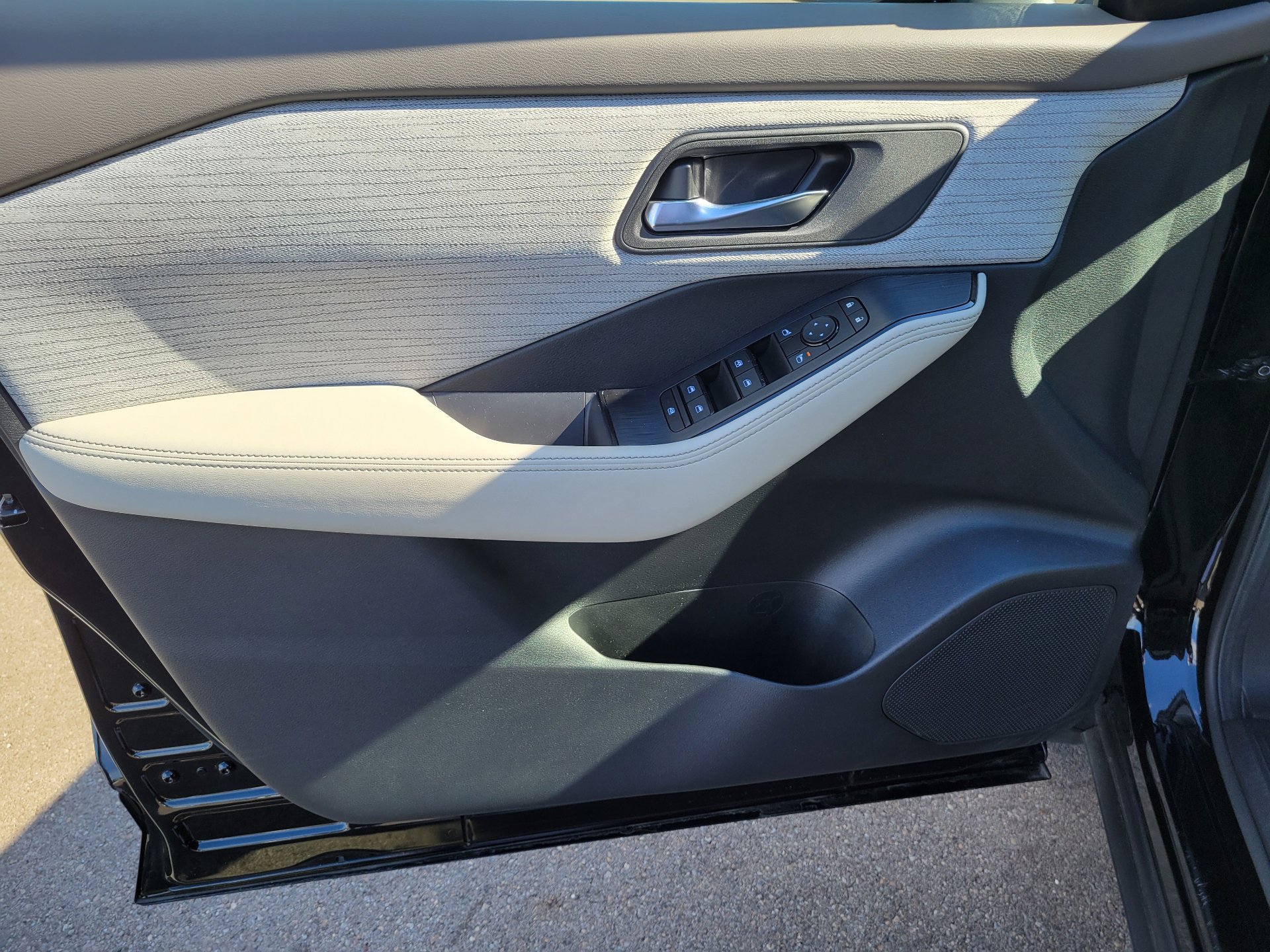 Certified 2023 Nissan Rogue SV image 16