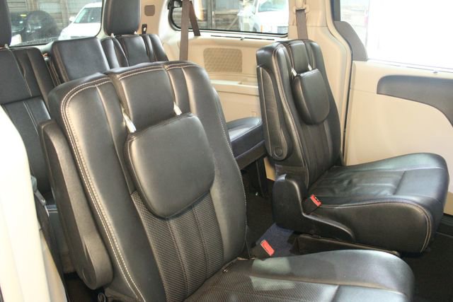 Used 2016 Chrysler Town & Country Touring w/ Driver Convenience Group image 13