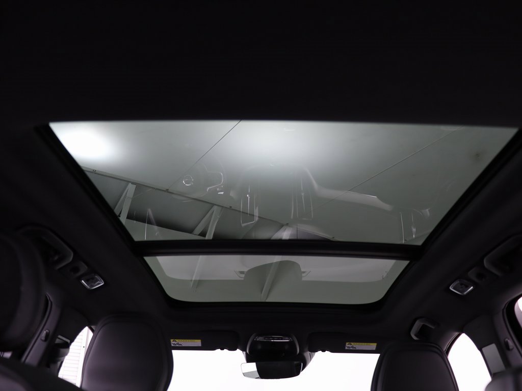 Used 2020 Volvo XC60 T5 R-Design w/ Protection Package image 31