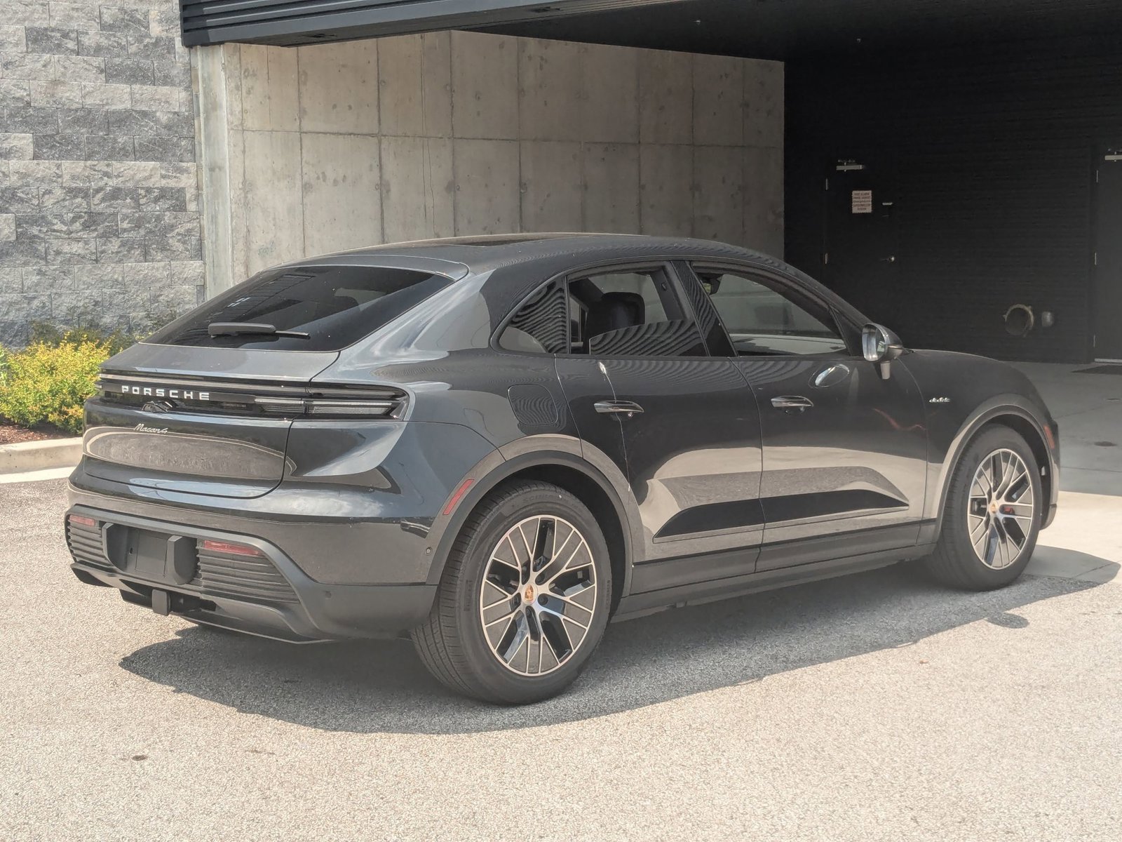 Certified 2025 Porsche Macan 4 Electric AWD/4WD image 9