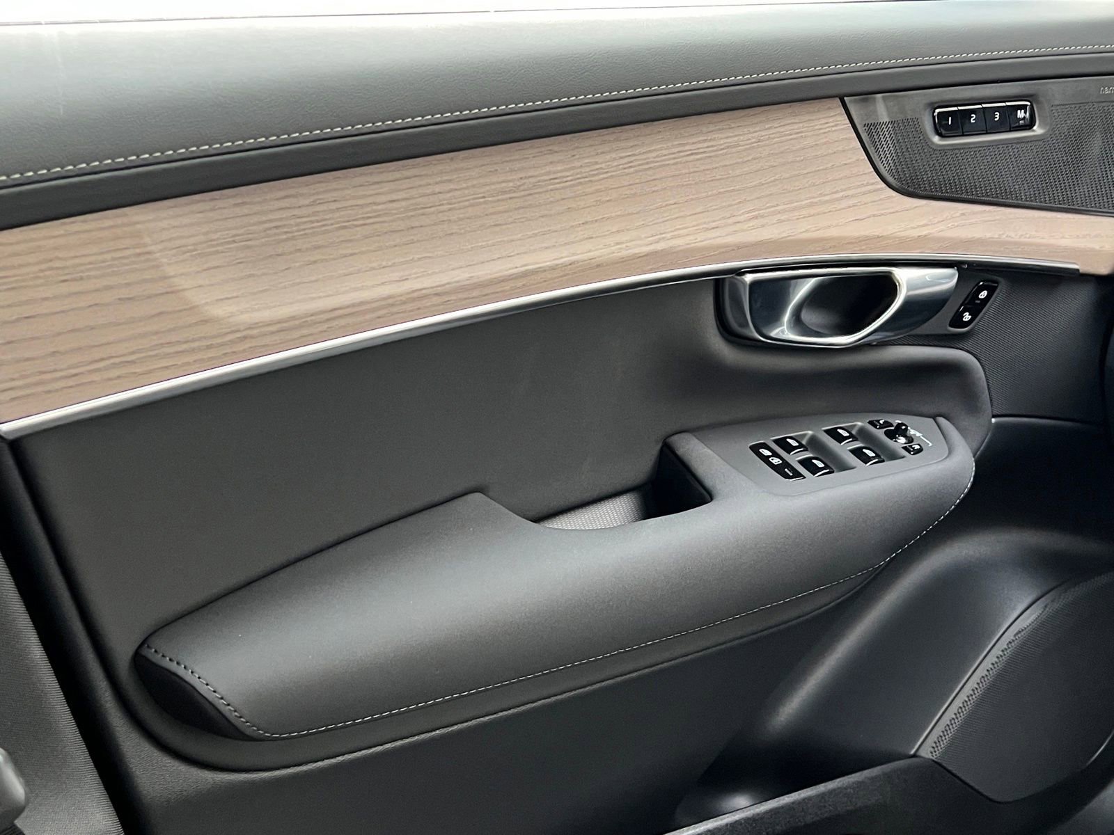 New 2026 Volvo XC90 B6 Plus w/ Protection Package Premier image 28