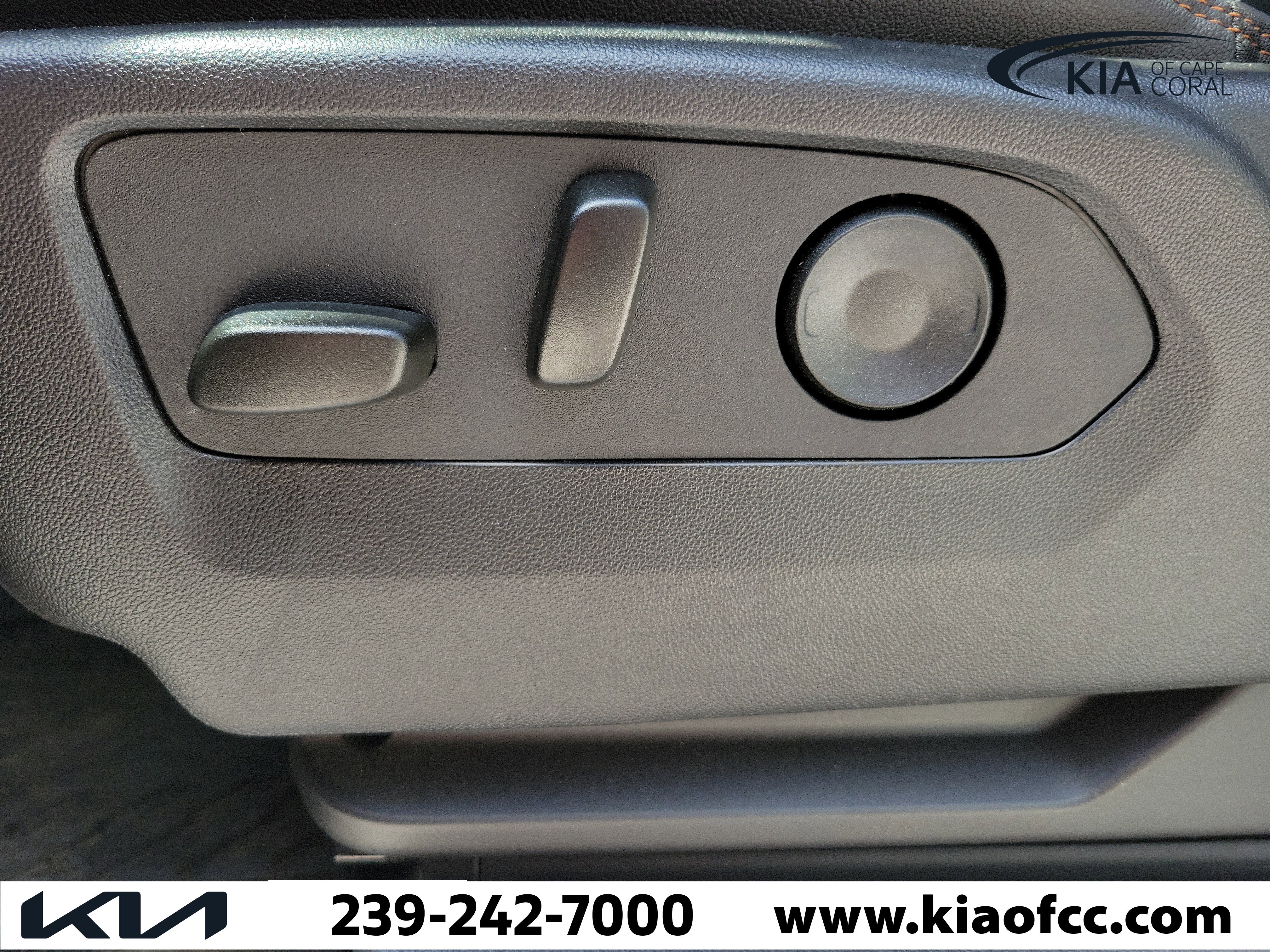 Used 2025 GMC Sierra 1500 AT4 w/ AT4 Premium Package AWD/4WD image 17
