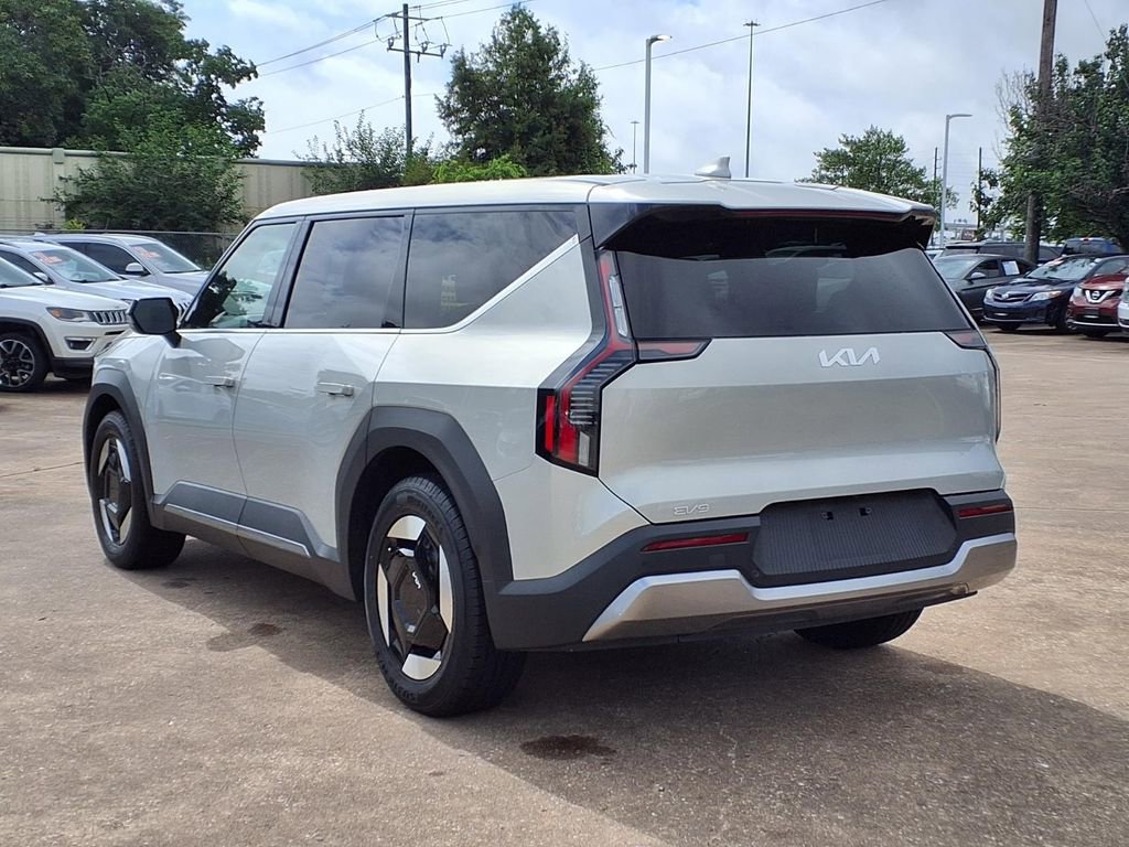 Used 2024 Kia EV9 Light RWD image 2
