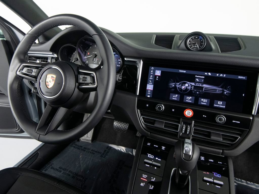 Certified 2025 Porsche Macan image 30