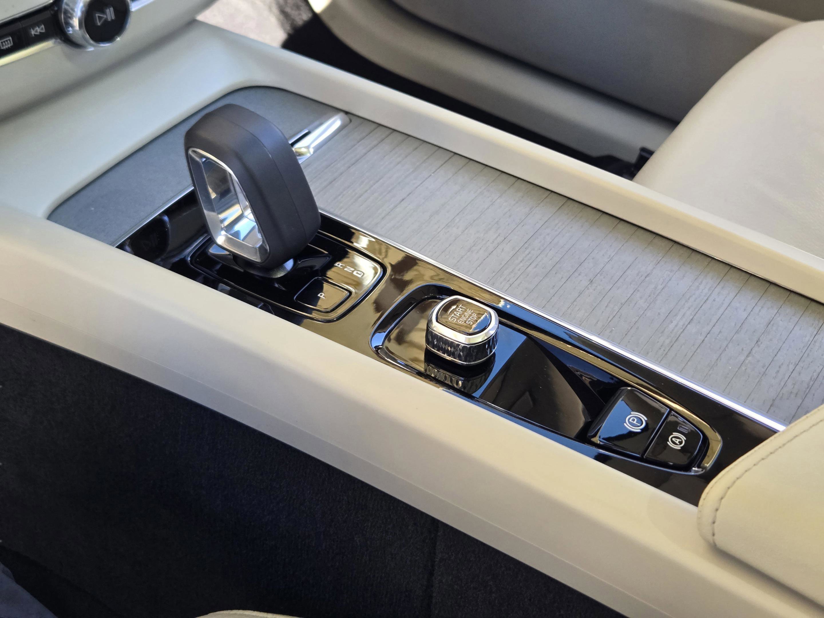 Used 2024 Volvo XC60 B5 Plus w/ Protection Package Premier image 27