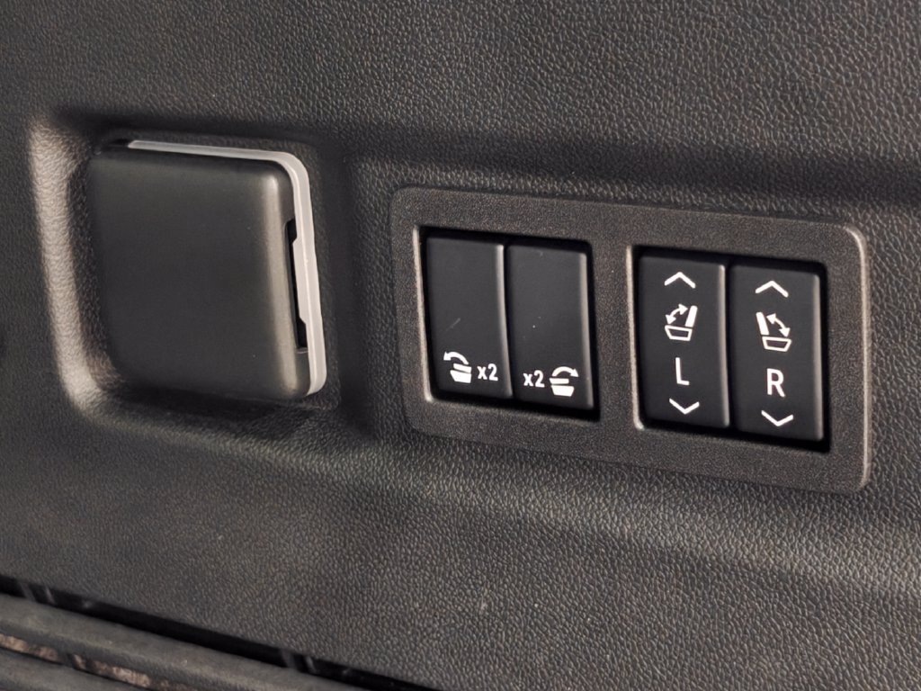 Used 2025 GMC Yukon Denali w/ Sun & Power Step Package AWD/4WD image 37
