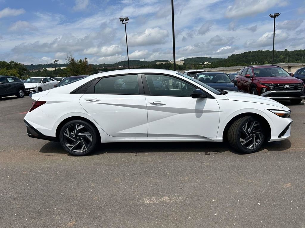 New 2026 Hyundai Elantra SEL Sport FWD image 2