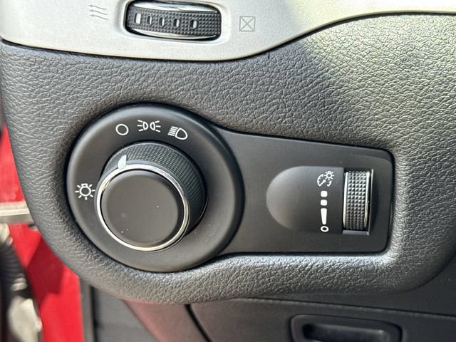 Used 2015 Jeep Cherokee Sport FWD image 32