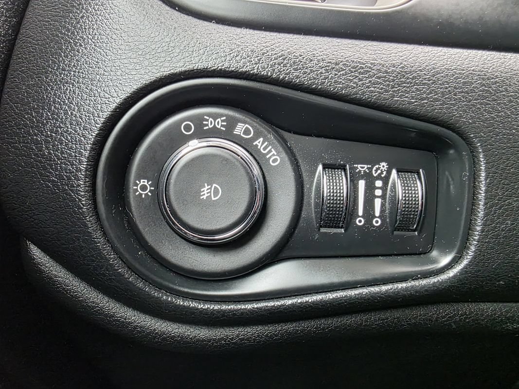Used 2015 Jeep Renegade Limited AWD/4WD image 34