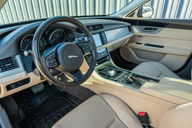 Used 2016 Jaguar XF Premium image 23