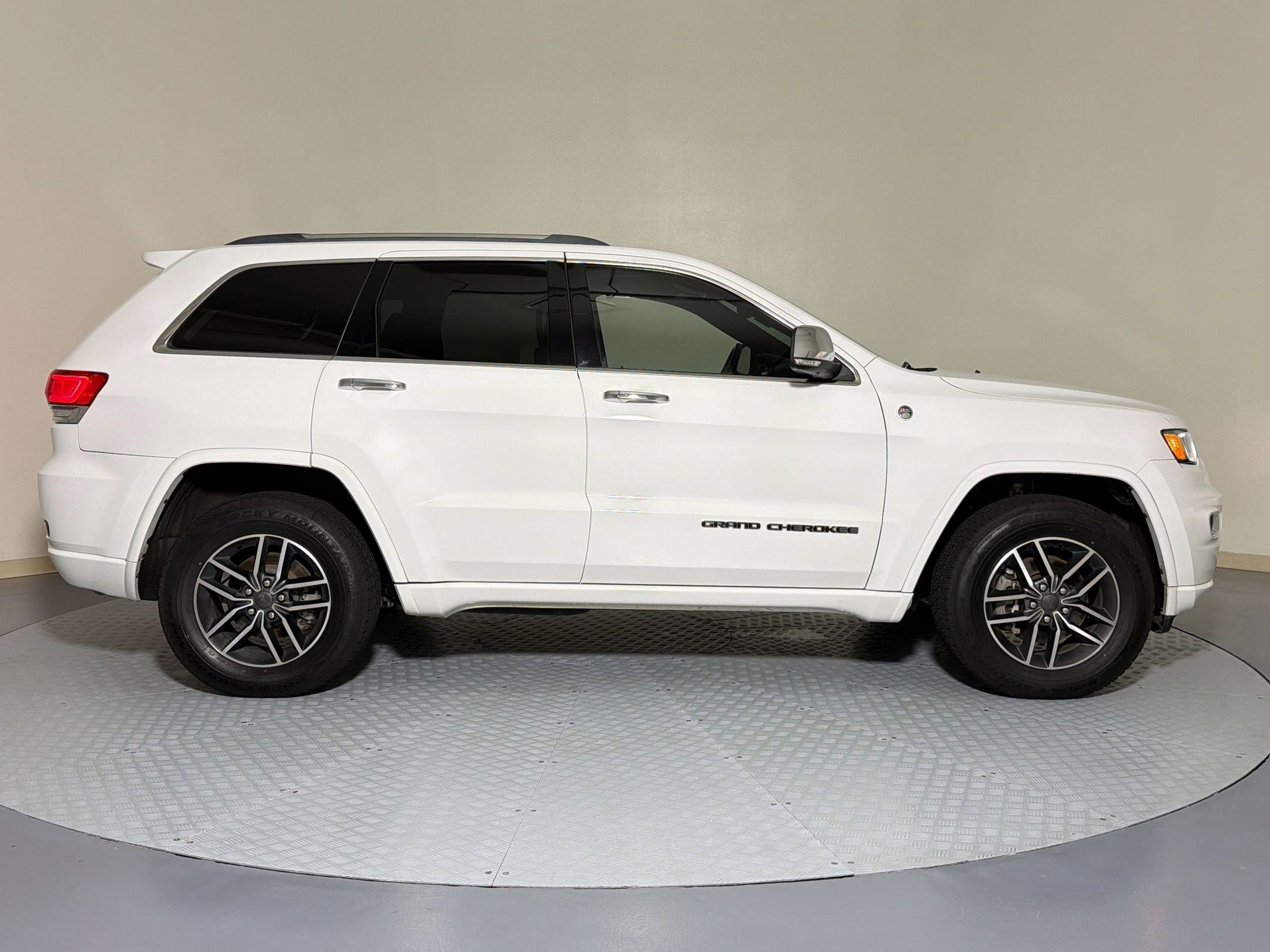 Used 2020 Jeep Grand Cherokee Overland AWD/4WD image 8
