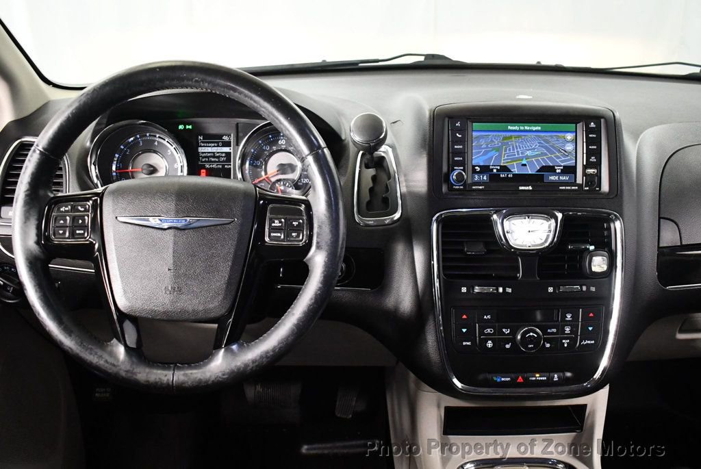 Used 2014 Chrysler Town & Country Touring-L image 27