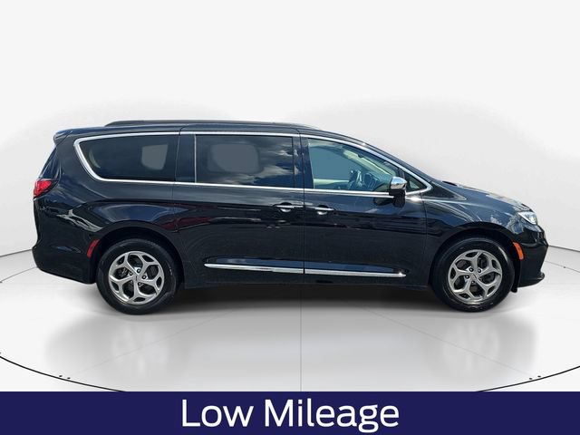 Used 2023 Chrysler Pacifica Limited w/ Uconnect Theater Family Group AWD/4WD image 3