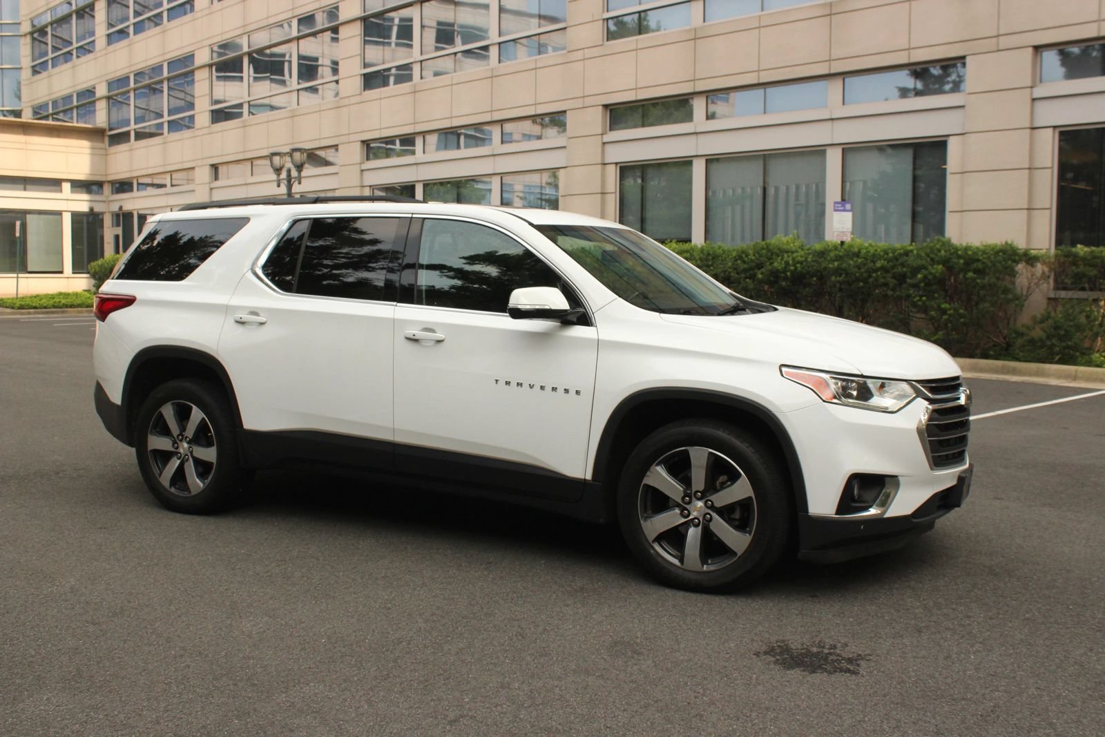 Used 2019 Chevrolet Traverse LT w/ LT Premium Package AWD/4WD image 2