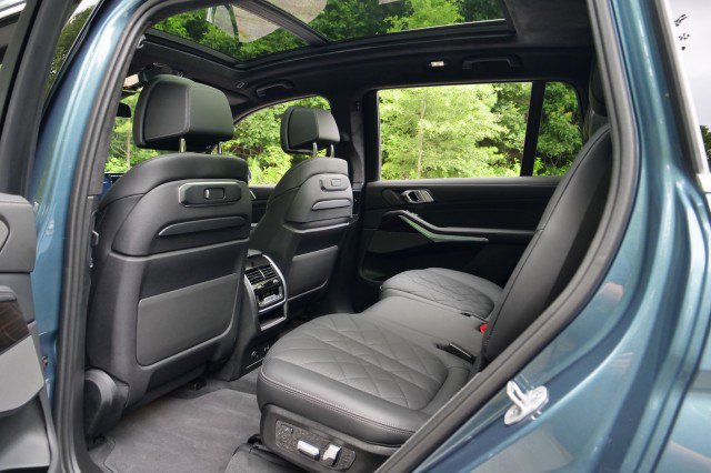 Used 2024 BMW X7 xDrive40i w/ Premium Package image 33