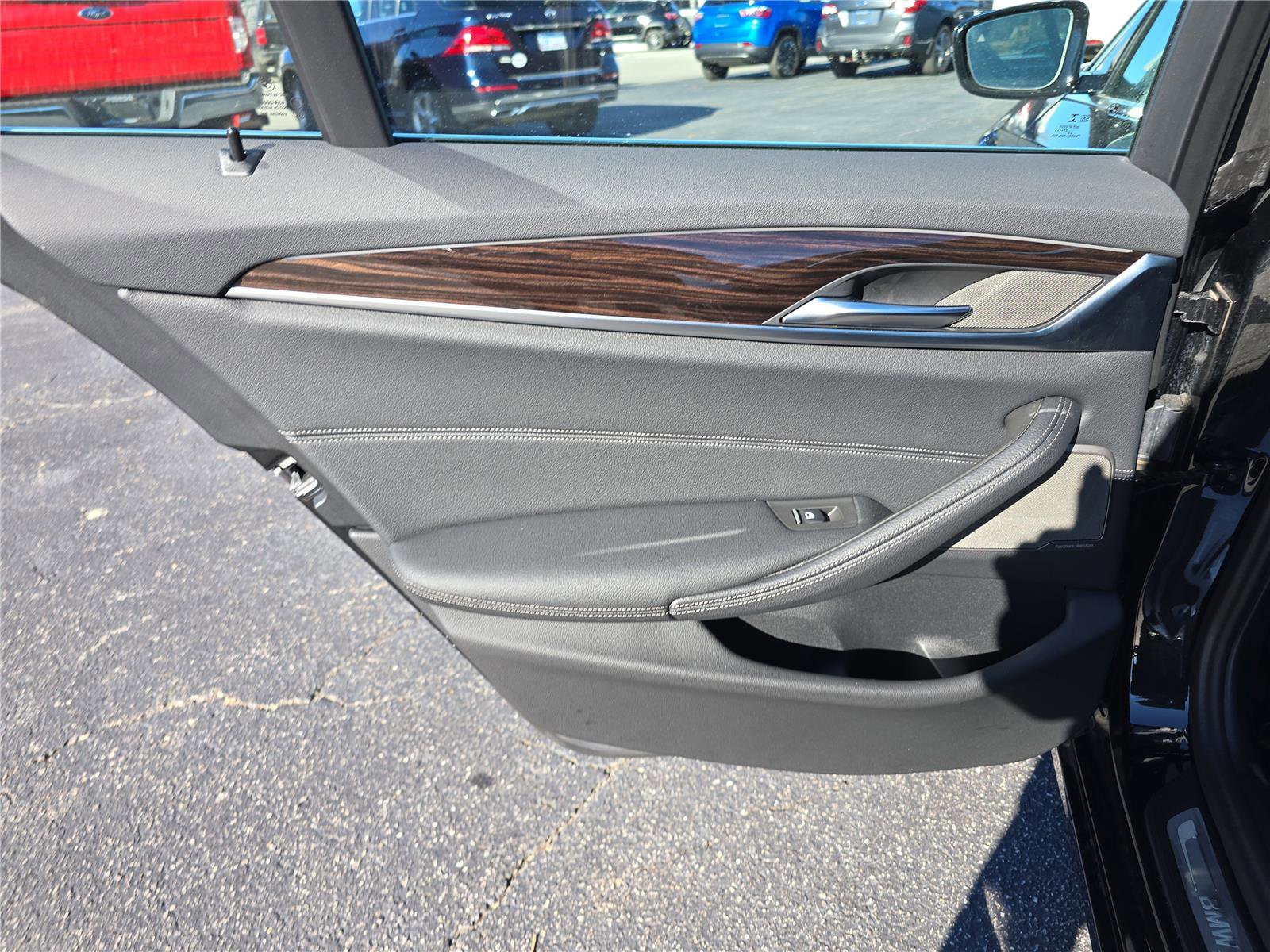 Used 2023 BMW 530e xDrive w/ Premium Package image 13