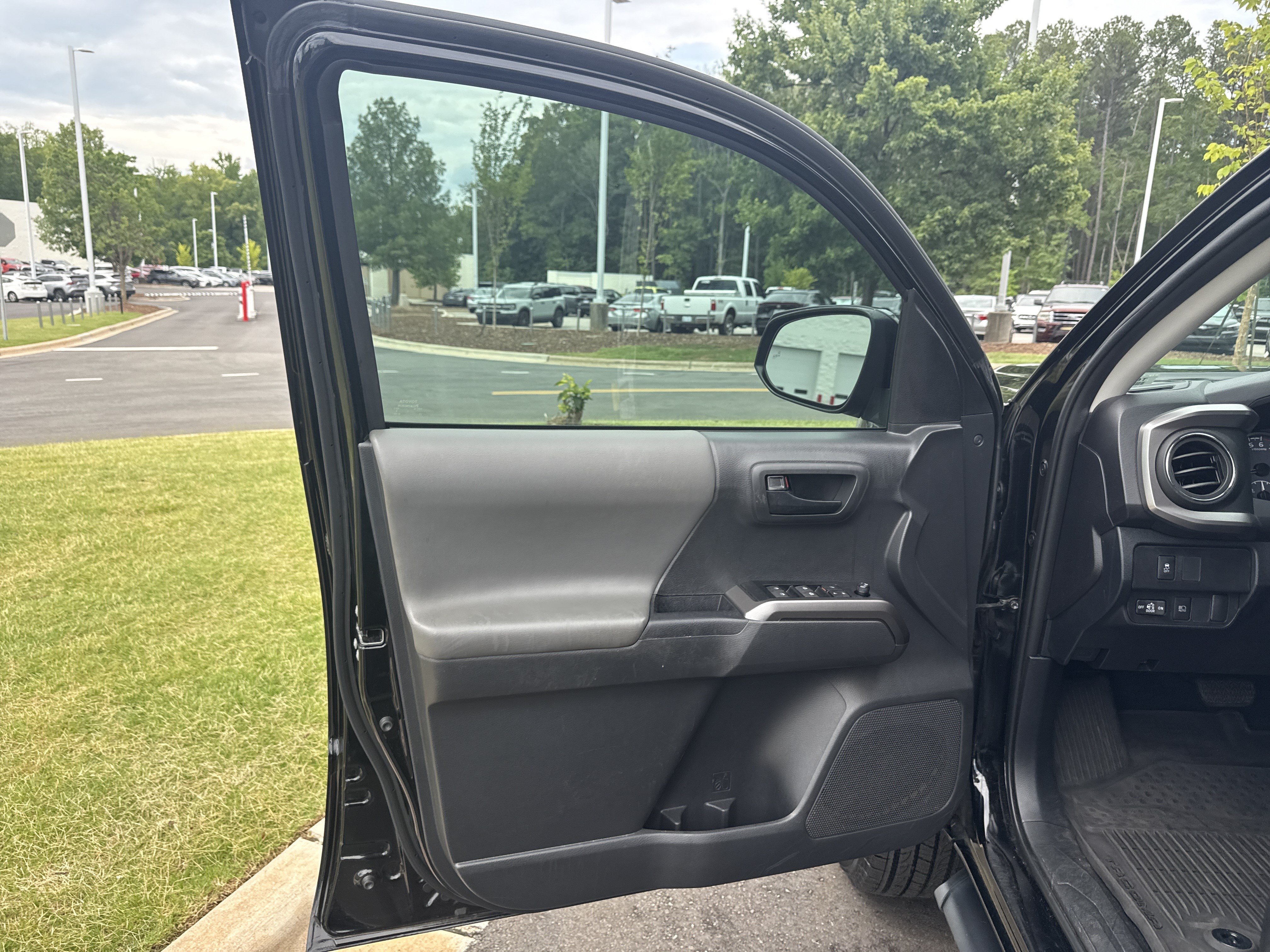Used 2023 Toyota Tacoma SR5 w/ Technology Package AWD/4WD image 17