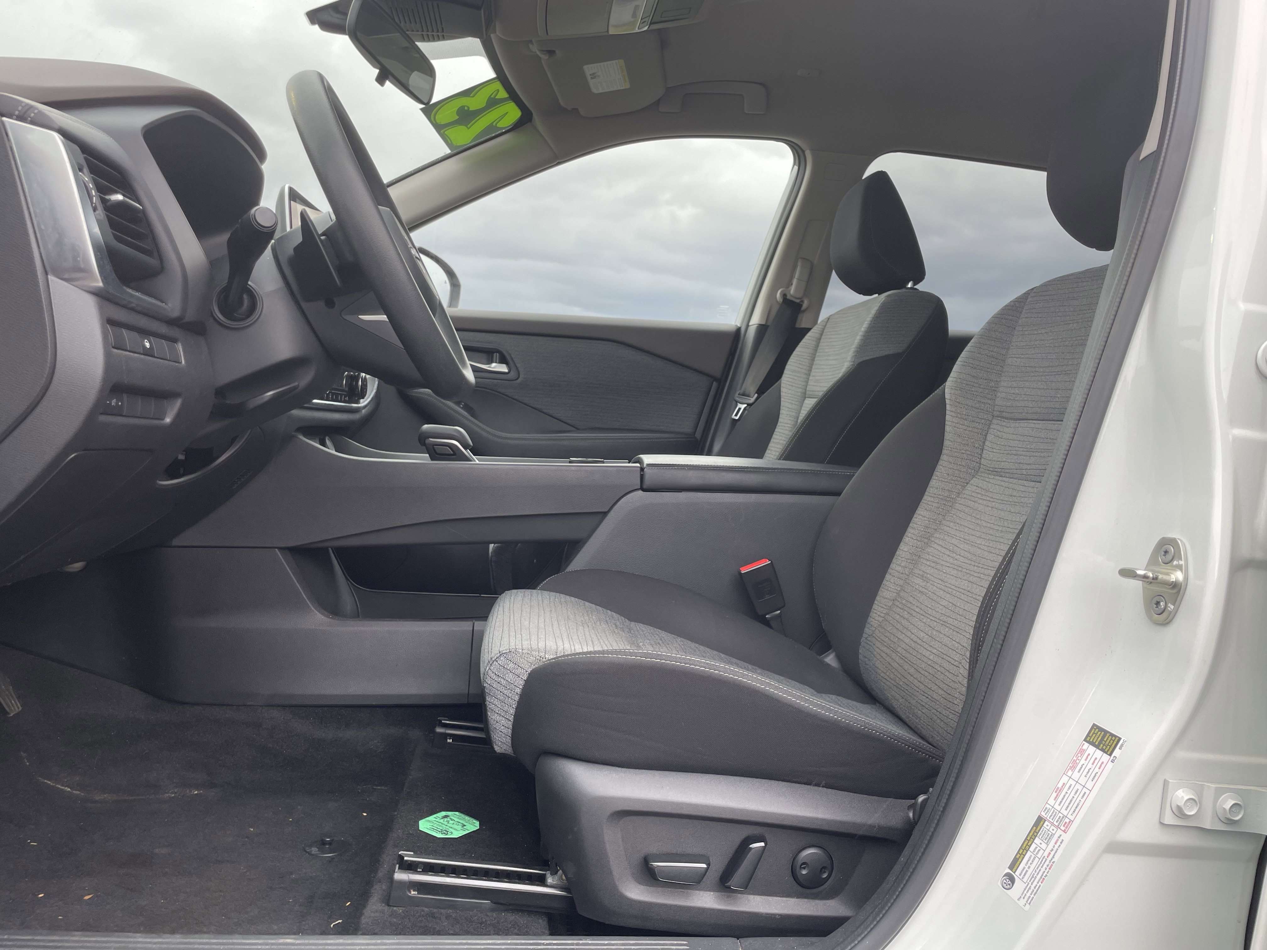 Used 2023 Nissan Rogue SV image 12