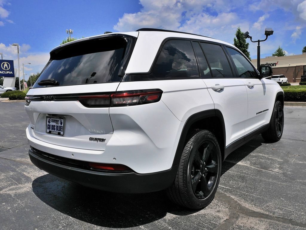 Used 2023 Jeep Grand Cherokee Altitude AWD/4WD image 7