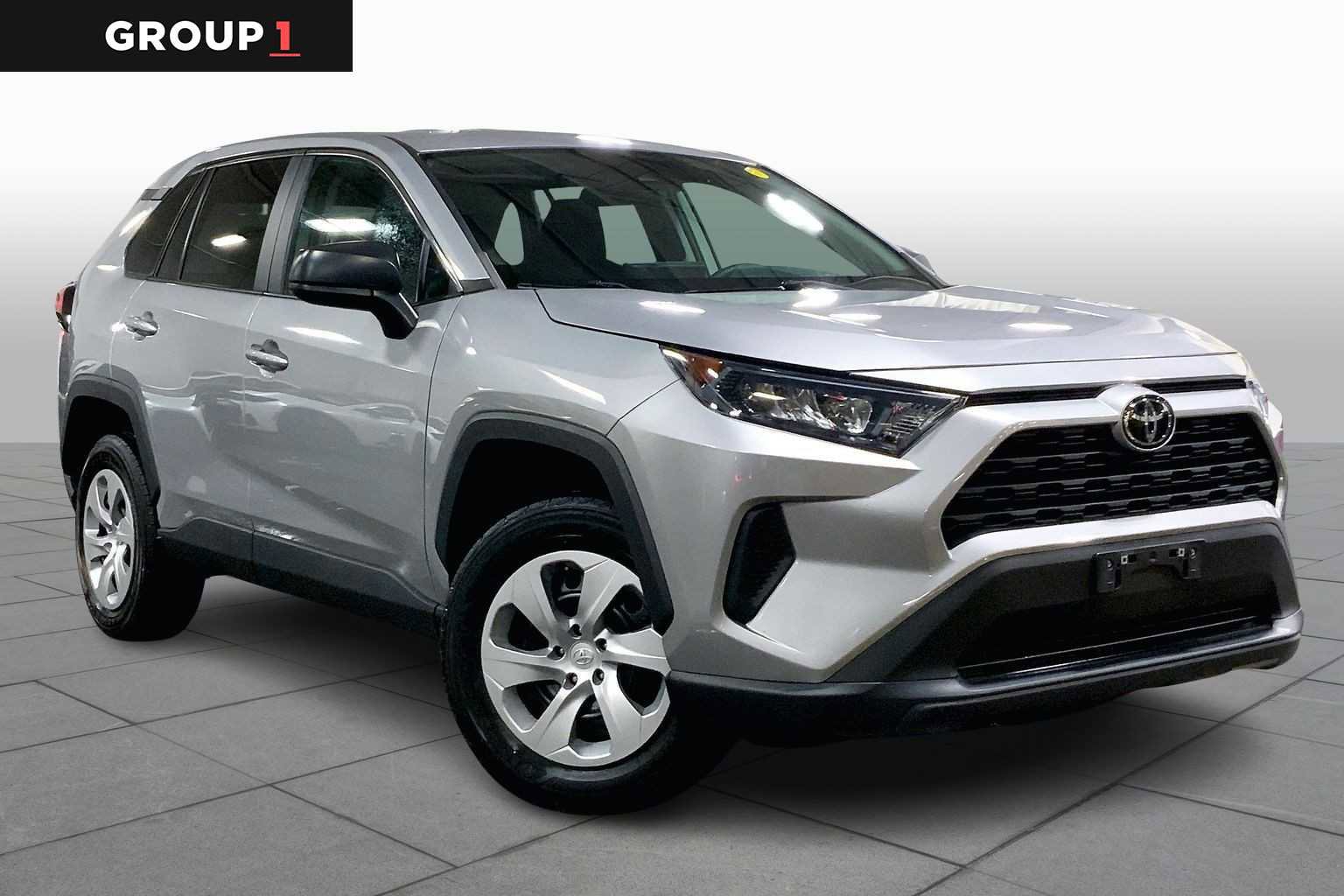 Used 2022 Toyota RAV4 LE image 2