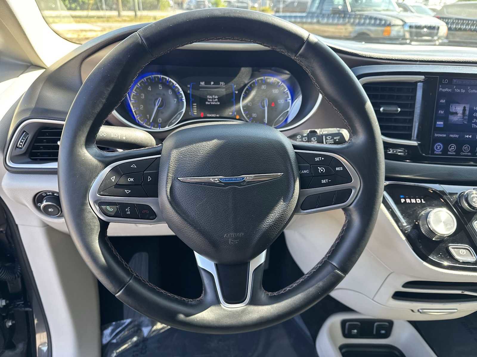 Used 2017 Chrysler Pacifica Touring-L FWD image 22