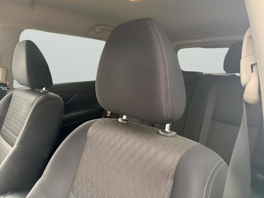 Used 2018 Nissan Rogue SV image 15