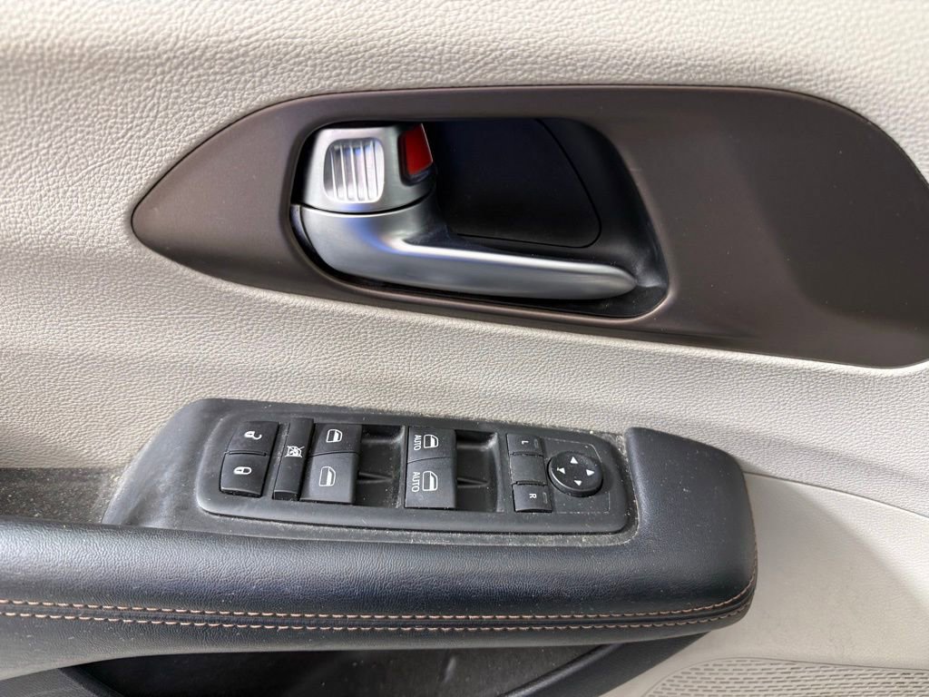 Used 2019 Chrysler Pacifica Touring-L image 13