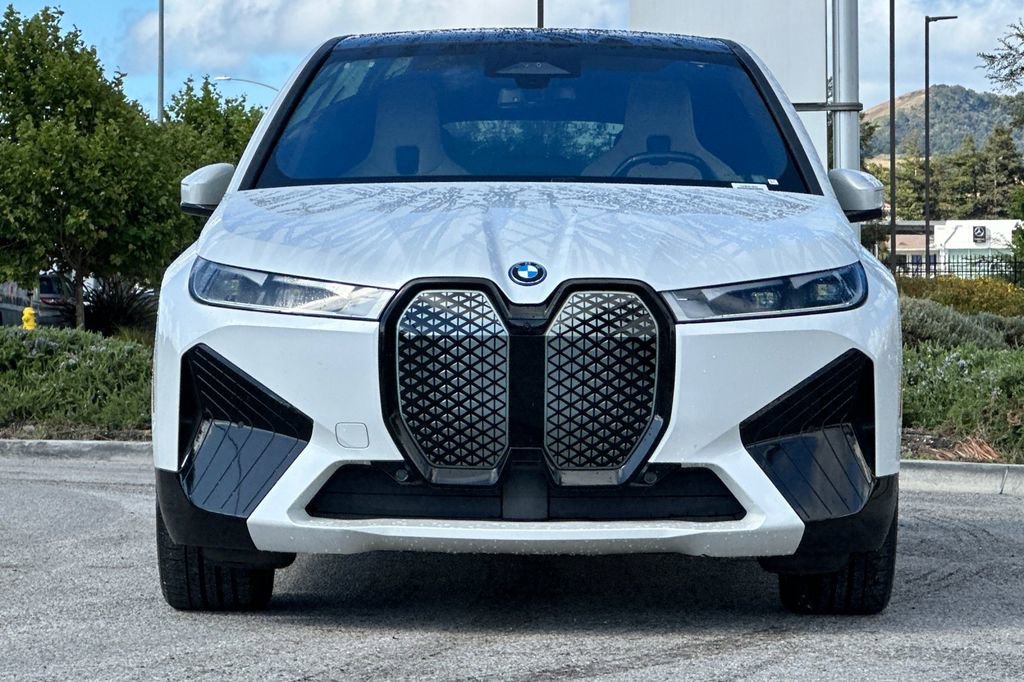 Used 2025 BMW iX xDrive50 w/ Premium Package AWD/4WD image 8