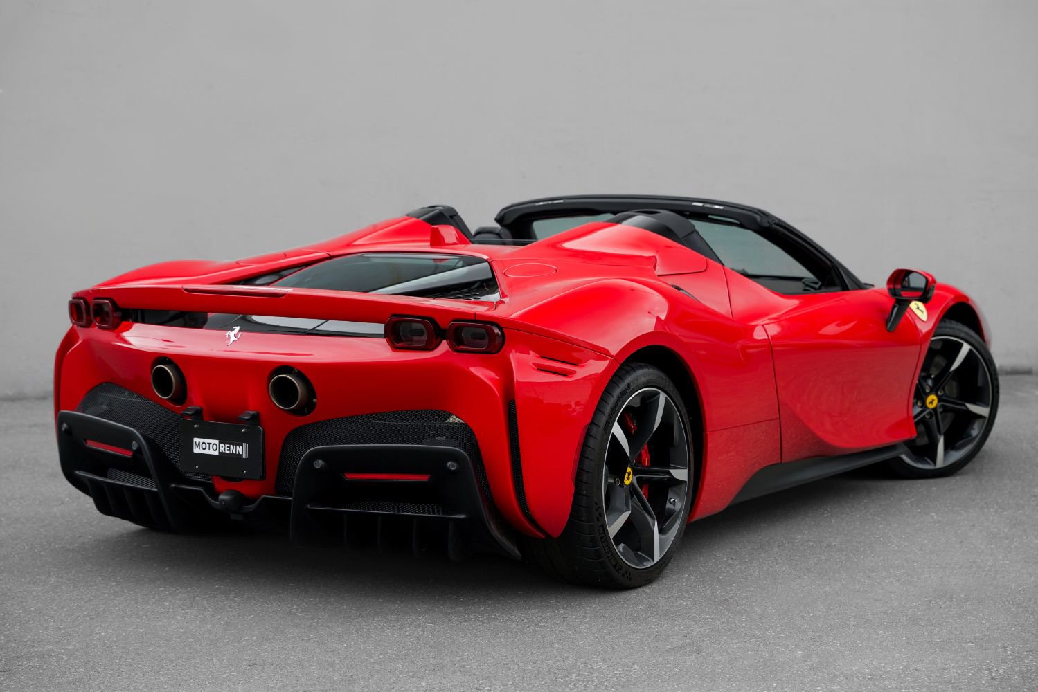 Used 2022 Ferrari SF90 Spider image 3