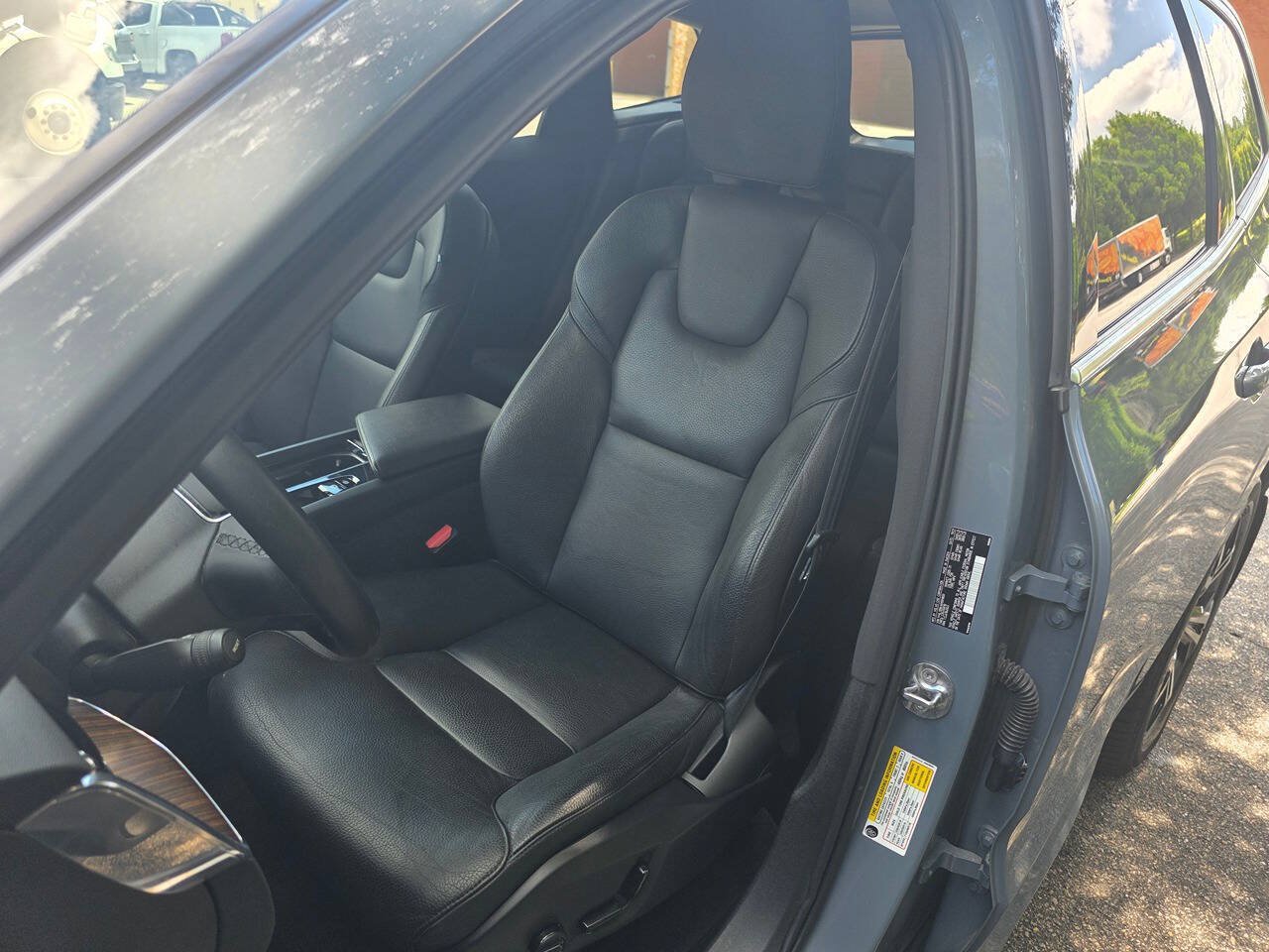 Used 2022 Volvo XC60 B5 Momentum w/ Climate Package AWD/4WD image 13