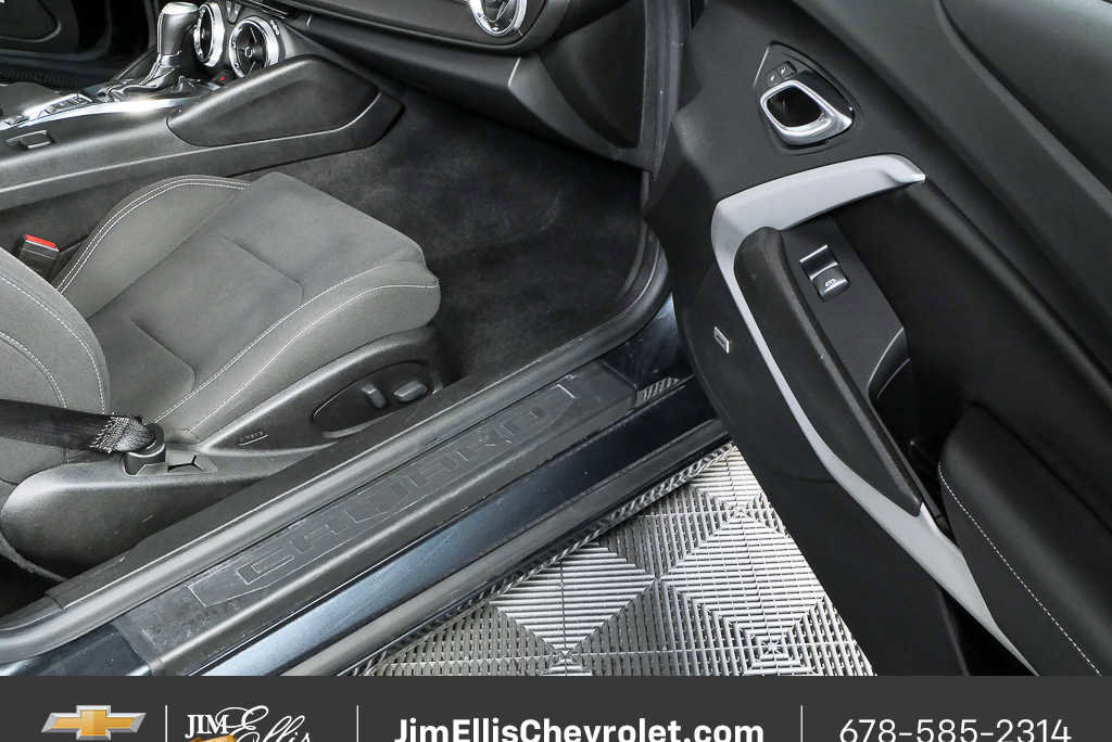 Used 2019 Chevrolet Camaro LT w/ Technology Package image 18