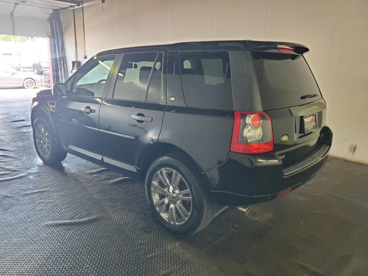 Used 2010 Land Rover LR2 HSE image 5