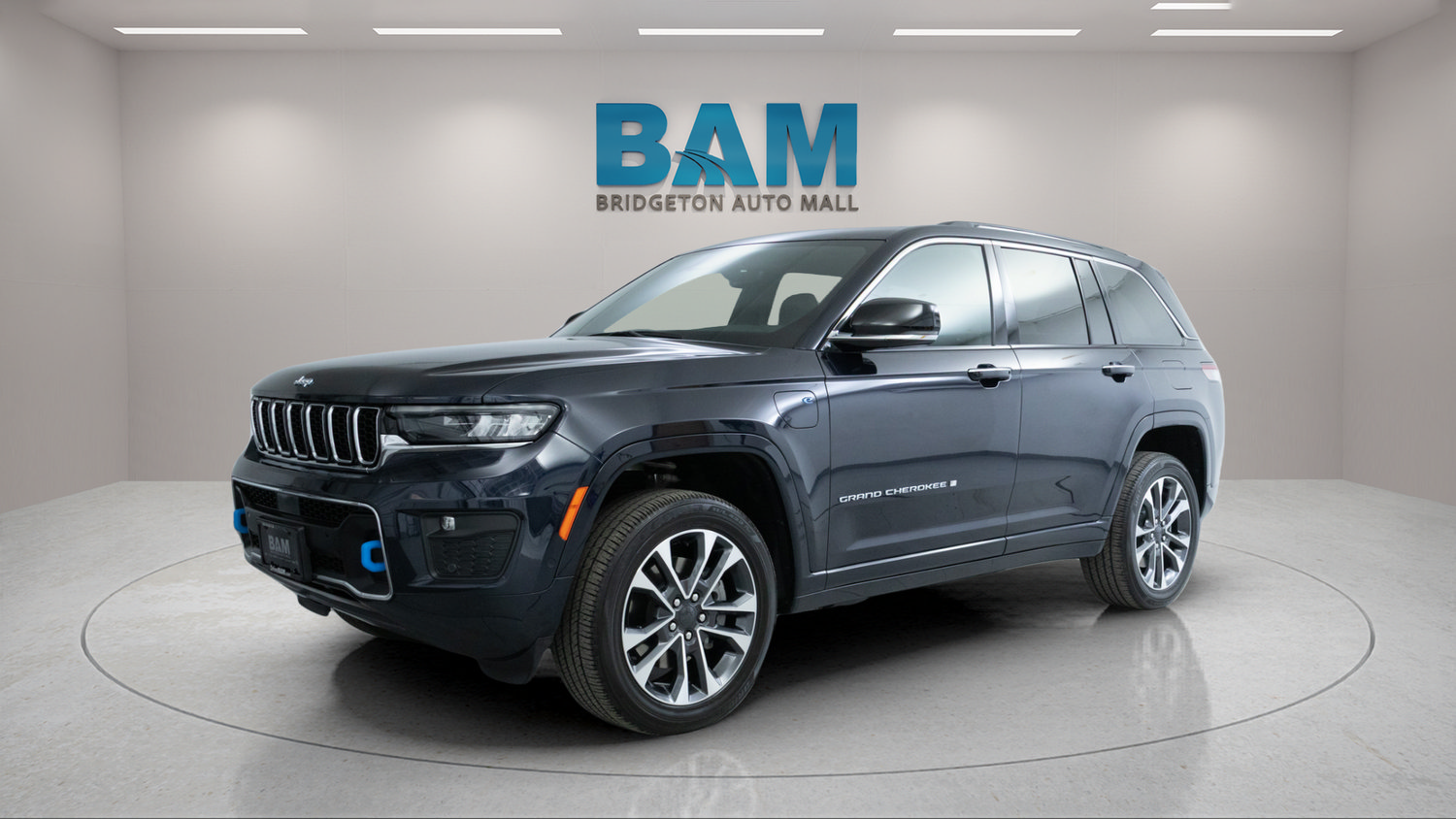 Used 2023 Jeep Grand Cherokee Overland AWD/4WD image 3